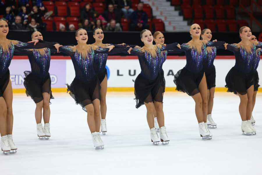 Helsinki Rockettes lyhytohjelmassaan muodostelmaluistelun SM-kilpailuissa Helsingin jäähallissa 2025.