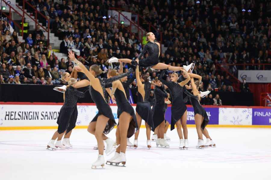 Helsinki Rockettes luisteli Suomelle MM-kultaa Helsingin jäähallissa kauden ennätyspisteillään 235,37.