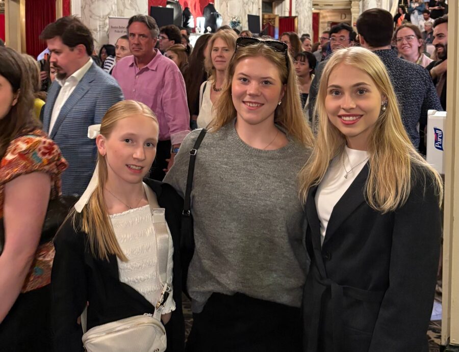 Milano-Cortina -ryhmän Iida Karhunen, Olivia Lisko ja Linnea Ceder kävivät katsomassa Boston Balletin Romeo ja Julia -baletin.