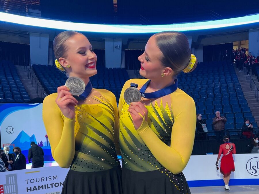 Vilma (oik.) ja Veera Rissasen uran huippuhetkiin kuului MM-hopean voittaminen Hamiltonissa vuonna 2022.