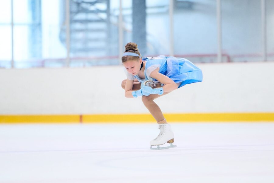 Tilda Vuorma Tuhkimona Nurmijärven Taitoluistelijoiden Mov(i)es On Ice -improvisaatiokilpailussa.