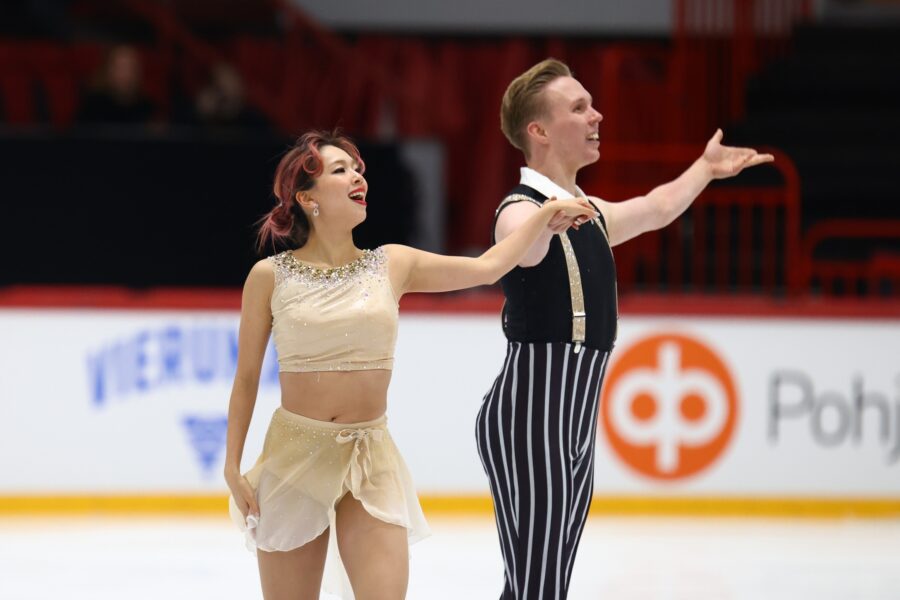Yuka Orihara parinsa Juho Pirisen kanssa Finlandia Trophy Helsinki -kilpailussa Helsingin jäähallissa.