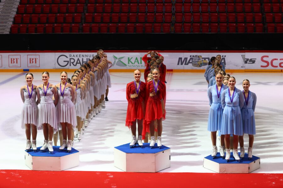 Edith Hamström (keskellä vasemmalla) oli Team Fintasticin kapteeni kaudella 2024–2025. 