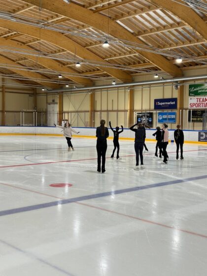 Haminan Taitoluistelijoiden päävalmentaja Lempi Kokk tuo Fanipäivään 20 luistelijan ryhmän.