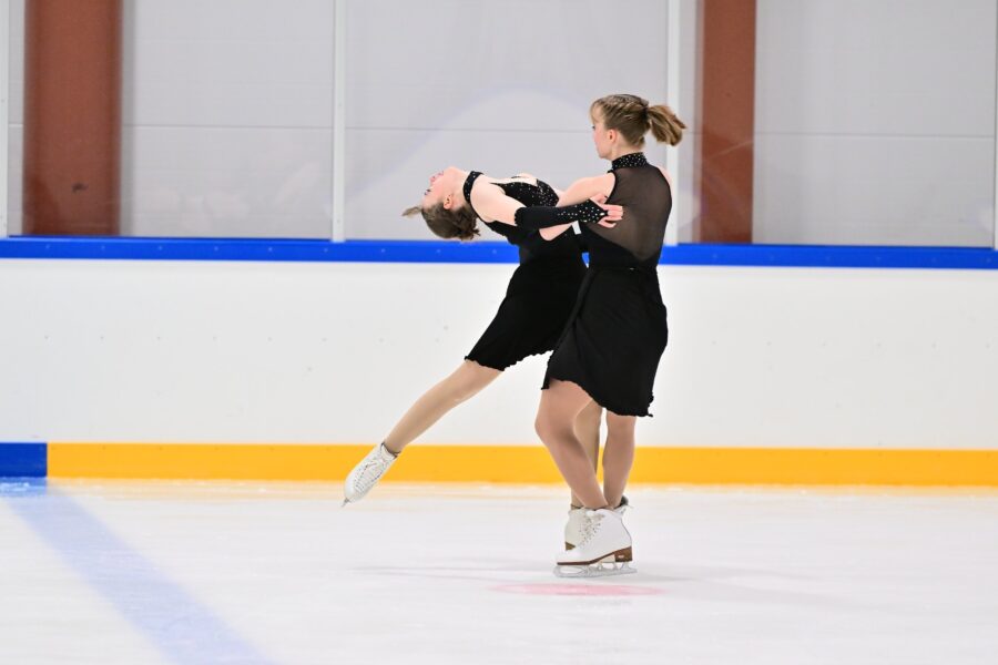 Millie Colling ja Emma Aalto kilpailivat ensimmäistä kertaa yhdessä jäätanssin ja soolojäätanssin ensimmäisessä valintakilpailussa Helsingissä 11. lokakuuta.