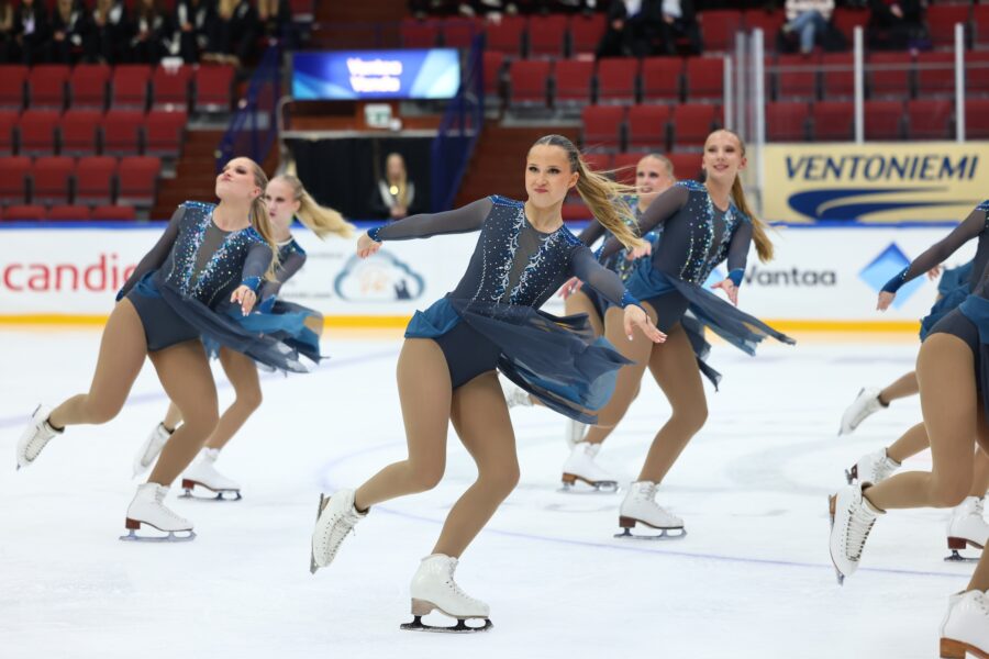 SM-noviisien 2. lohkon ensimmäisen valintakilpailun voitti Espoon Jäätaitureiden Valley Bay Synchronics pistein 74,73.