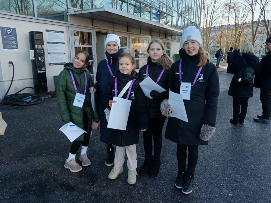 Mäntsälän Taitoluistelijoiden Inna Sanchez (vas.), Karoliina Mehisto, Aino Teränen, Erin Rainio, edessä Siru Mäkeläinen tulivat porukalla Finlandia Trophyn Fanipäivään.