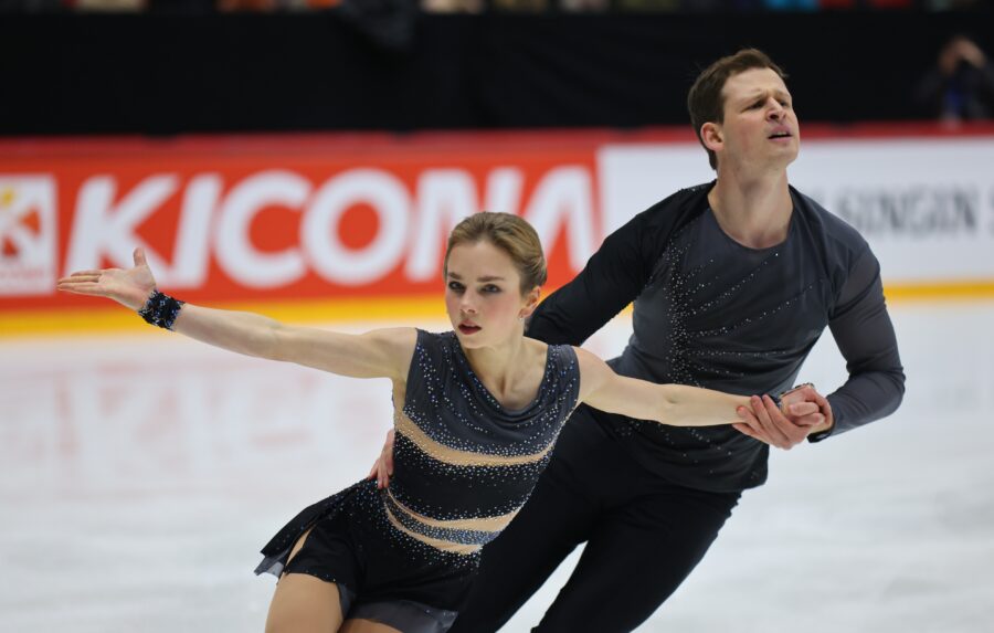 Yhdysvaltoja edustavat Alisa Efimova ja Misha Mitrofanov Finlandia Trophyn lyhytohjelmassa 21.11.2025.