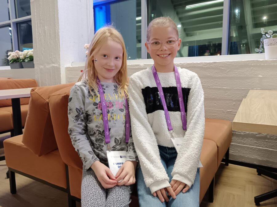 Haminan Taitoluistelijoiden kaverukset Hilja Roimola ja Bea Korhonen tykkäsivät Fanipäivän ohjelmasta. 