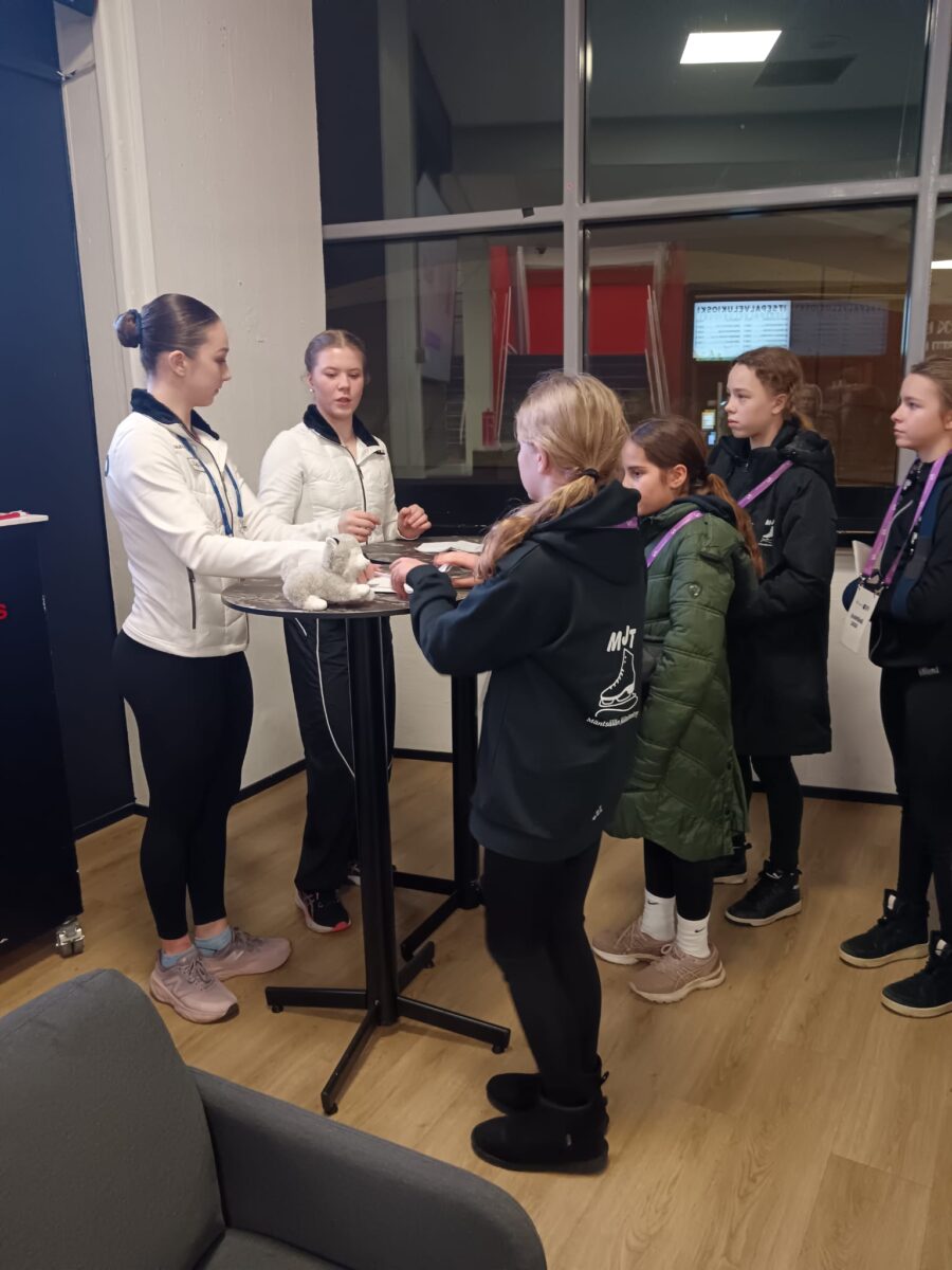 Selma Välitalo ja Olivia Lisko antamassa nimikirjoituksia Fanipäivän osallistujille.