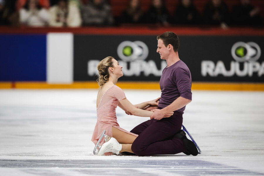 Yhdysvaltojen Alisa Efimova ja Misha Mitrofanov Finlandia Trophyn pariluistelun vapaaohjelmassa 22.11.2025. 