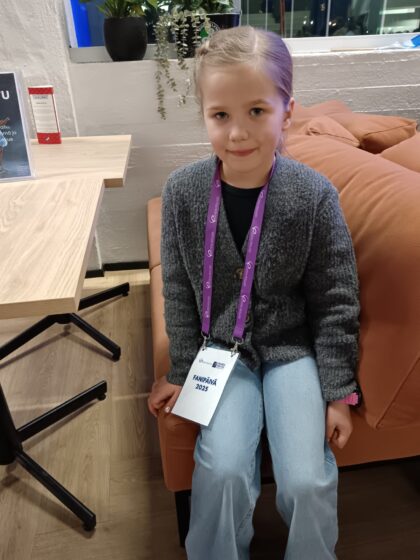 Fanipäivä tarjosi ekaluokkalaiselle Stella Saastamoiselle ikimuistoisia hetkiä. 