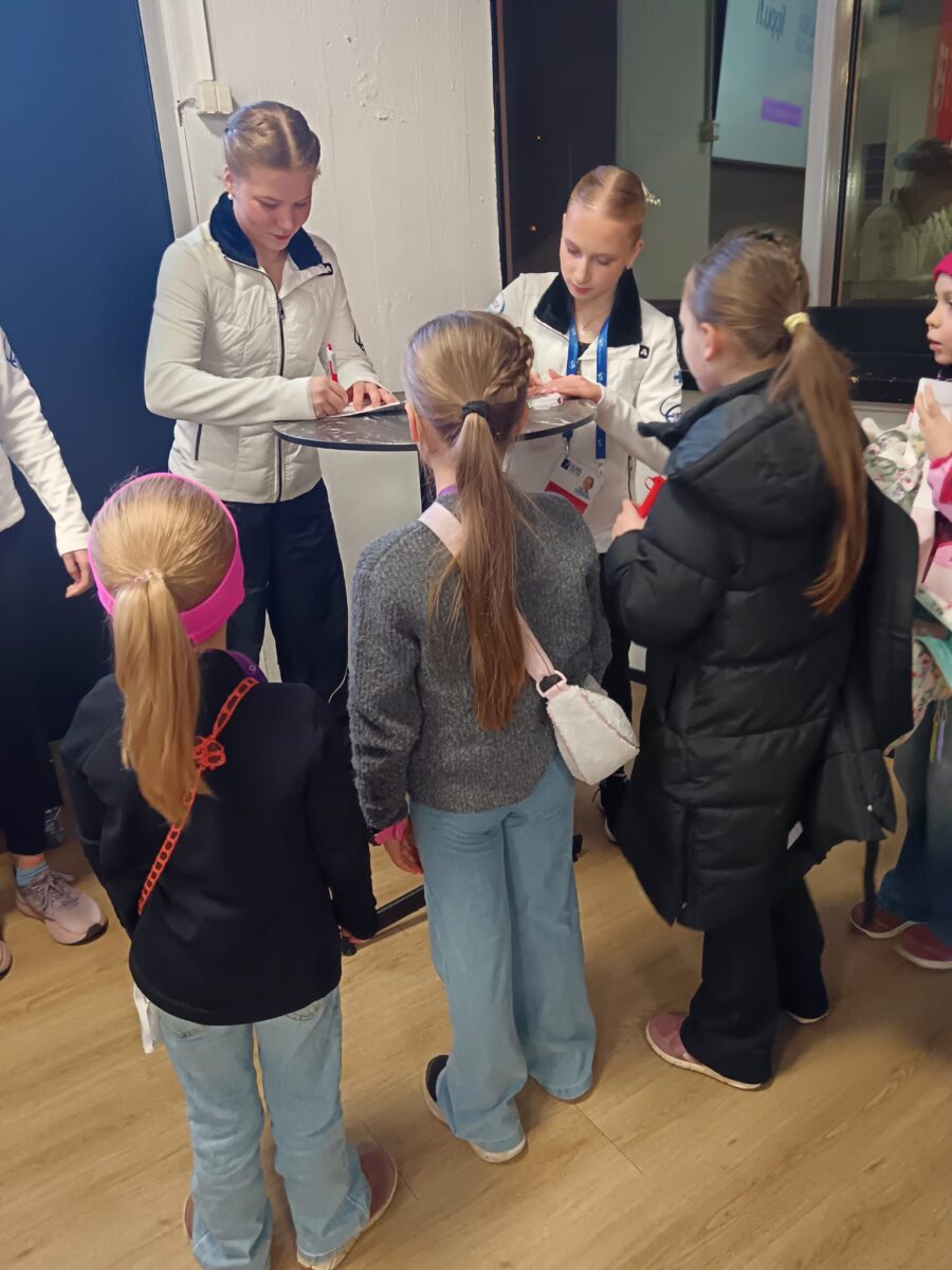 Olivia Lisko ja IIda Karhunen antamassa nimikirjoituksia Fanipäivän osallistujille.