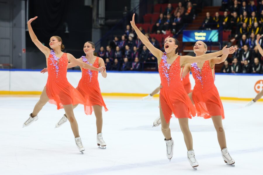 SM-junioreiden ensmmäisen SM-valintakilpailun voittoon nousi lyhytohjelmassa kolmanneksi sijoittunut Espoon Jäätaitureiden Valley Bay Synchro kokonaispistein 190,19.