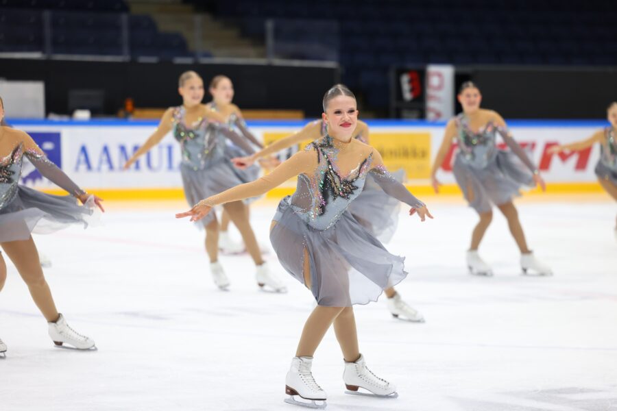 SM-noviisien 2. lohkon kilpailun voitti Helsingin Taitoluisteluklubin Helsinki Finettes.
Hakametsän jäähalli 6.–7.12.2025.