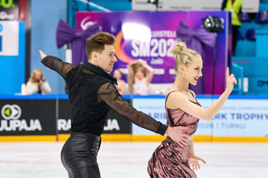 Turkkila ja Versluis avasivat kilpailukautensa joulukuun puolivälissä taitoluistelun Suomen mestaruuskilpailuissa Lahdessa, missä he voittivat ylivoimaisesti SM-kultaa pistein 200,45.