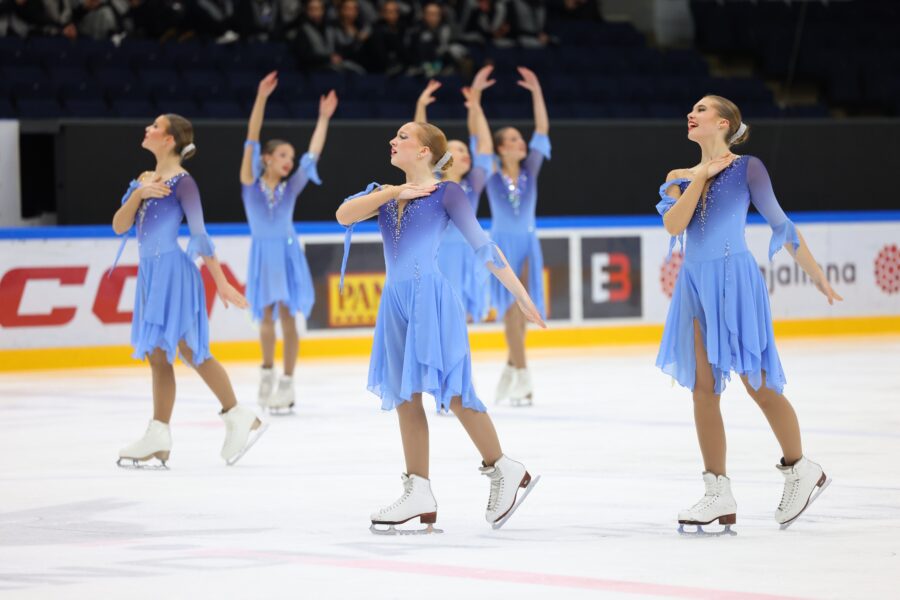 SM-noviisien 1. lohkon kilpailun voitti Helsingin Luistelijoiden Starlights. Hakametsän jäähalli 6.–7.12.2025.