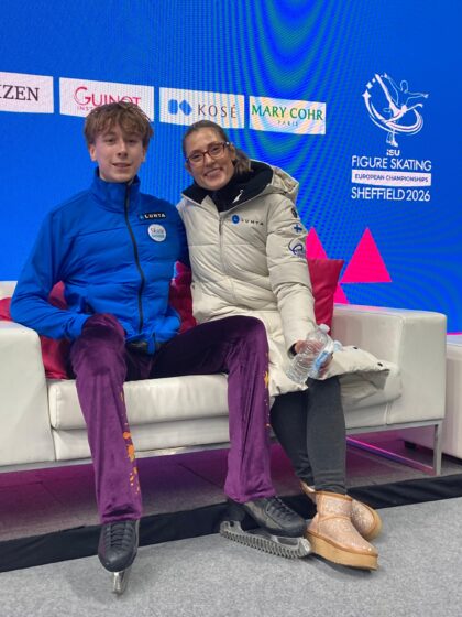 Matias Lindfors ja valmentaja Alina Mayer-Virtanen taitoluistelun EM-kilpailuissa Sheffieldissä 15. tammikuuta 2026.