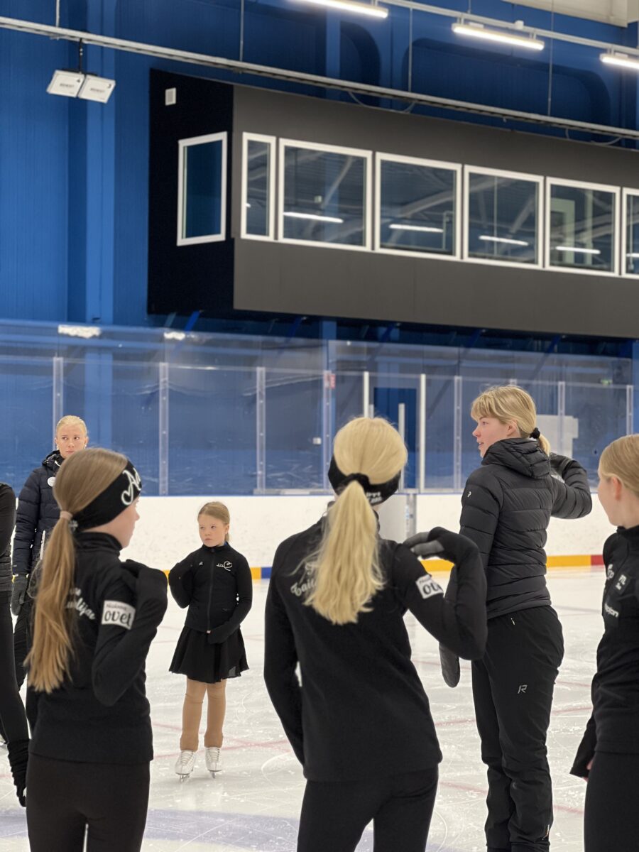 Siiri Turunen valmistui viime vuonna valtiotieteen maisteriksi ja on suorittanut samanaikaisesti valmentajan ammattitutkintoa. Työ vie jään ohella osa-aikaisiin tehtäviin Olympiakomiteassa, jossa hänen vastuualueitaan ovat nuorten osallistamiseen liittyvät teemat.