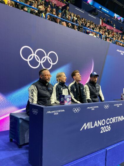 Juulia Turkkila ja Matthias Versluis valmentajiensa Maurizio Margaglion ja Neil Brownin kanssa odottamassa vapaatanssin pisteitä Milanon–Cortinan talviolympialaisissa.