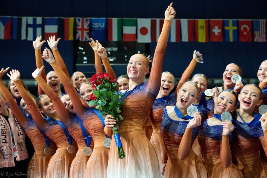 Valley Bay Synchro juhlii ensimmäistä junioreiden MM-mitaliaan Gdanskissa Puolassa.