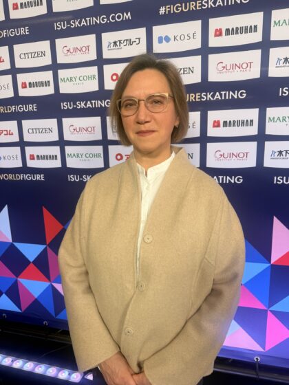 Valmentaja Marina Shirshova taitoluistelun MM-kilpailuissa Prahassa 2026. 