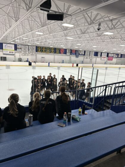 Kiira Newton-Kolehmainen luistee kauden 2025–2026 yhdysvaltalaisessa Teams Elite Junior -joukkueessa.