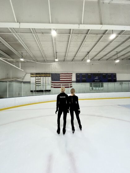 Kiira Newton-Kolehmainen ja Sofi Vikström siirtyivät Ice Steps joukkueesta Teams Elite Junioreiden riveihin.