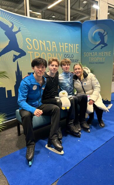 Valmentaja Kaisa Engberg oli maaliskuussa 2026 Sonja Henie Trophyssa Oslossa valmennettaviensa Matias Heinosen (vas.), Anton Erkaman ja Romulus Peltosen kanssa.