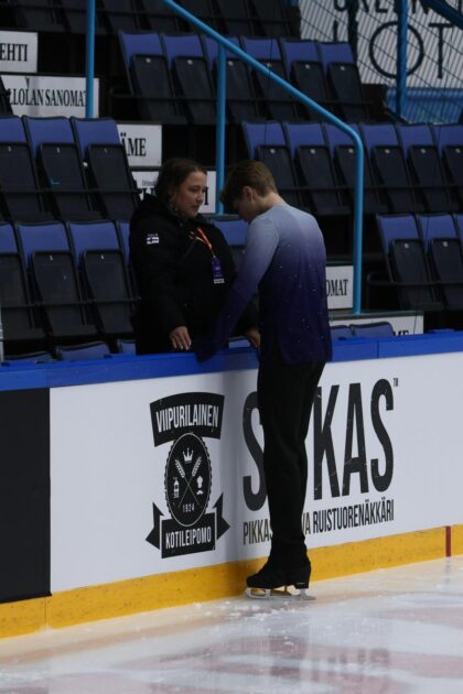 Kaisa Engberg ja juniorimiesten Suomen mestari Anton Erkama taitoluistelun SM-kilpailuissa Lahdessa.