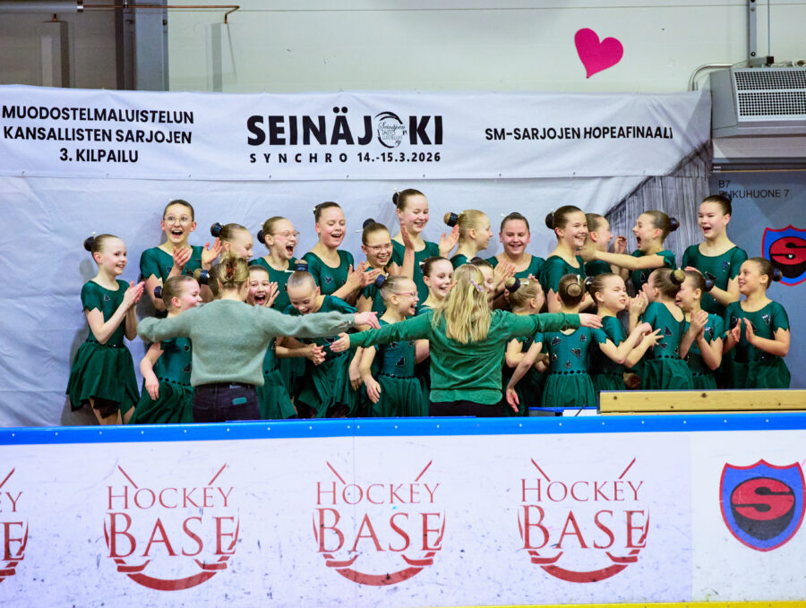Ilona Mäki iloitsee Kaarinan Taitoluistelijoiden Golden Edges -minorijoukkueen suoritusta Kansallisten sarjojen loppukilpailuissa Seinäjoella. 
