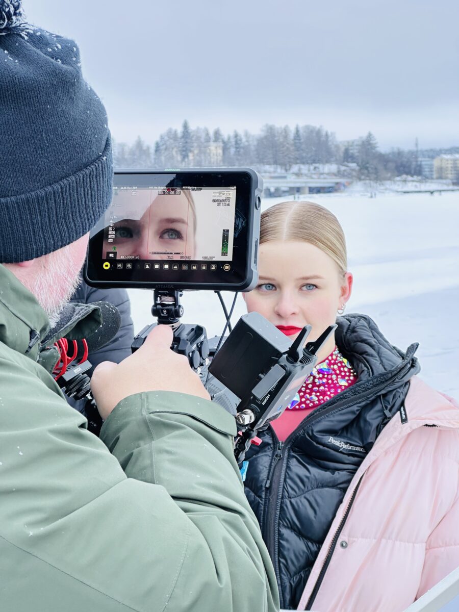 Nella Pelkonen tähdittää taitoluistelun MM-kilpailuiden promovideota. 