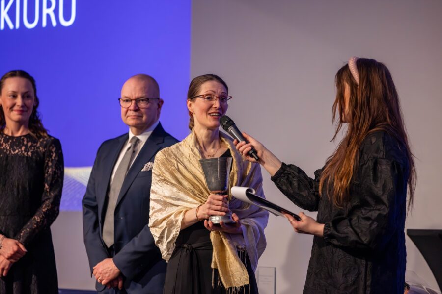 Milla Vihavainen-Kiuru palkittiin Skating Finland Gaalassa vuoden 2025 tuomariksi.