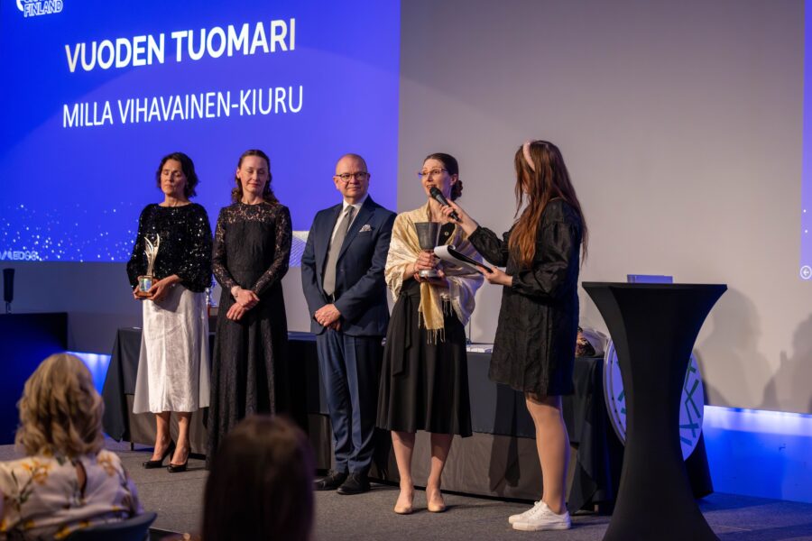 Milla Vihavainen-Kiuru palkittiin Skating Finland Gaalassa vuoden 2025 tuomariksi.