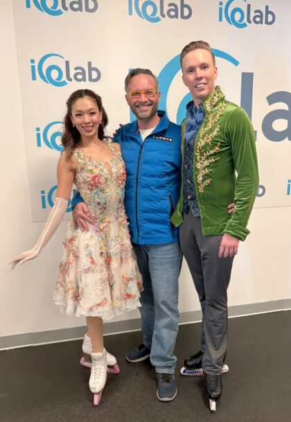 Jäätanssijat Yuka Orihara ja Juho Pirinen sekä heidän valmentajansa Maurizio Margaglio kuvattuna Lombardia Trophyssa 20.9.2026 vapaatanssin jälkeen.