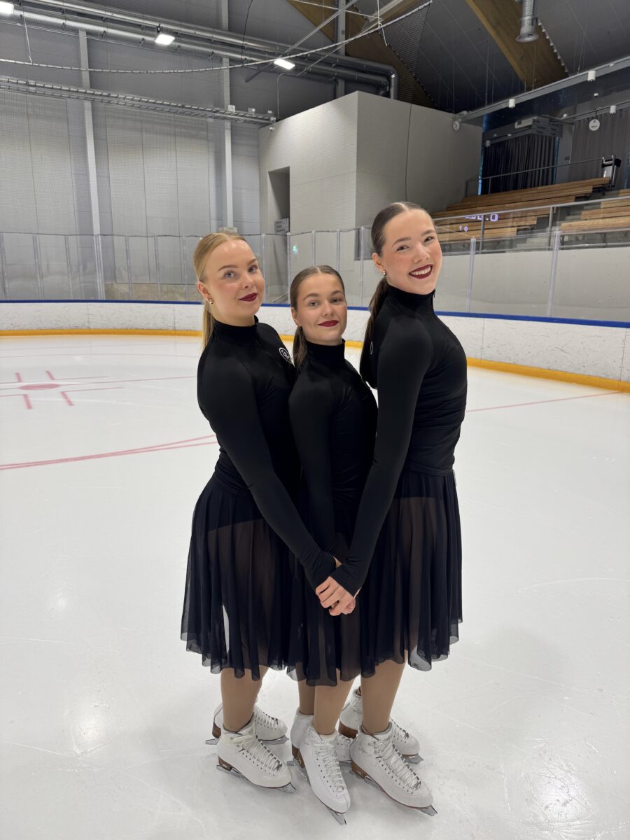 Kuvassa on muodostelmaluistelujoukkue Marigold Ice Unityn kapteenisto kaudella 2026–2027. Vasemmalla Oona Hakkarainen, Oona Tammilehto ja Lotta Mäkelä.