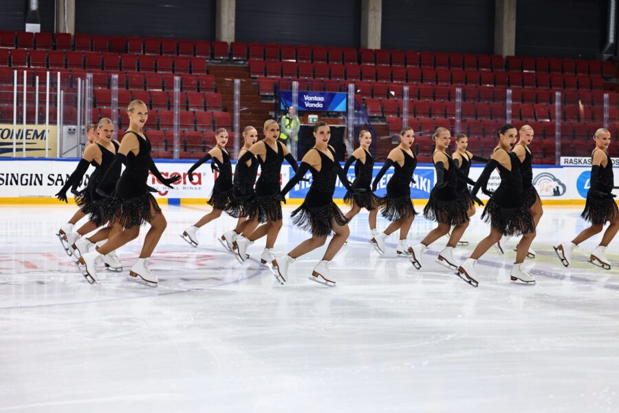 Helsinki Rockettes esittää Club Noir -lyhytohjelmansa Synchro Tour -kilpailussa Tikkurilan jäähallissa.